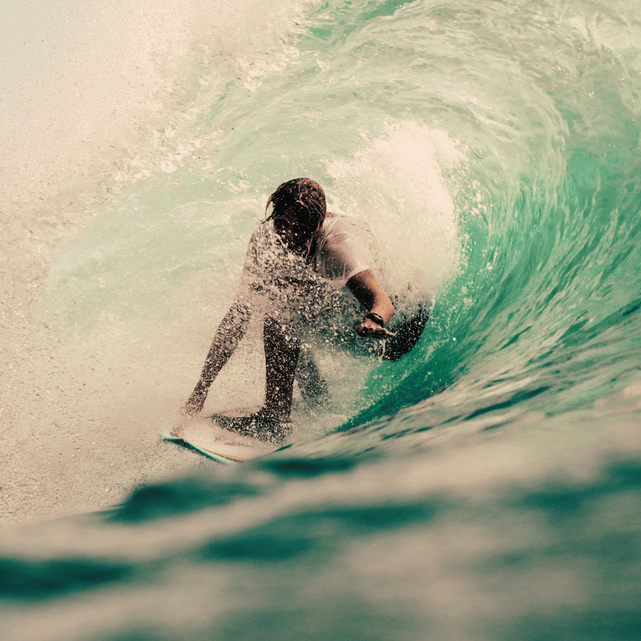 Surfer in einer Welle als Symbol für Workflow-Automatisierung